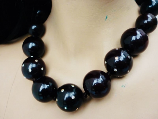 Collier brun strassé.