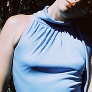 Robe longue bleu pastel.