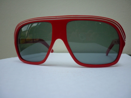 Lunettes Polaroid rouge.