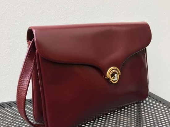 Sac - pochette bordeaux, au style faussement classique !