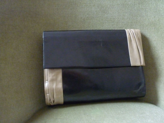 Sac-Pochette Charles Jourdan,  noir au drapé beige.