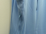Robe longue bleu pastel.