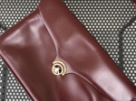 Sac - pochette bordeaux, au style faussement classique !