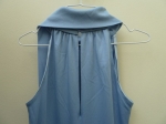 Robe longue bleu pastel.