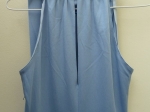 Robe longue bleu pastel.