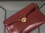 Sac - pochette bordeaux, au style faussement classique !