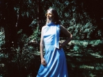 Robe longue bleu pastel.