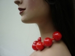 Collier rouge.