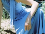 Robe longue bleu pastel.