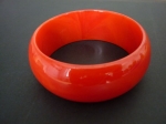 Bracelet jonc en bakélite rouge.