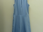 Robe longue bleu pastel.