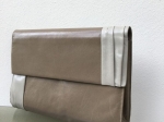 Sac - pochette Charles Jourdan,  beige au drapé gris taupé.