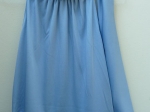 Robe longue bleu pastel.
