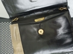 Sac-Pochette Charles Jourdan,  noir au drapé beige.