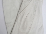 Pantalon cuir blanc.