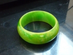 Bracelet jonc en bakélite vert.