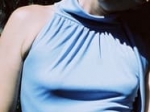 Robe longue bleu pastel.