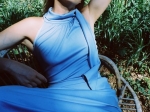 Robe longue bleu pastel.
