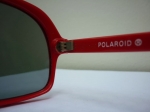 Lunettes Polaroid rouge.