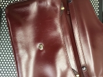 Sac - pochette bordeaux, au style faussement classique !