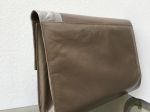 Sac - pochette Charles Jourdan,  beige au drapé gris taupé.