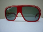 Lunettes Polaroid rouge.