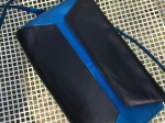 Sac - pochette Charles Jourdan, bleu et noir.