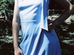 Robe longue bleu pastel.