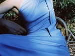 Robe longue bleu pastel.