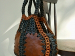 Sac cuir, à plaques articulées.