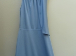 Robe longue bleu pastel.