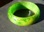 Bracelet jonc en bakélite vert.