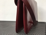 Sac - pochette bordeaux, au style faussement classique !