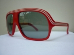 Lunettes Polaroid rouge.