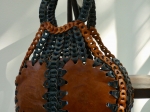 Sac cuir, à plaques articulées.