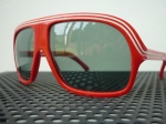 Lunettes Polaroid rouge.