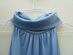 Robe longue bleu pastel.