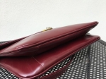 Sac - pochette bordeaux, au style faussement classique !