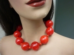 Collier rouge.