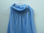 Robe longue bleu pastel.