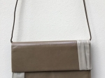 Sac - pochette Charles Jourdan,  beige au drapé gris taupé.