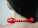 Collier rouge.