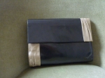 Sac-Pochette Charles Jourdan,  noir au drapé beige.