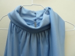 Robe longue bleu pastel.