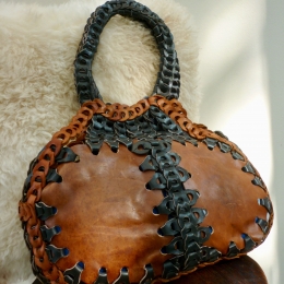 Sac cuir, à plaques articulées.