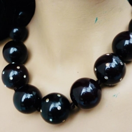 Collier brun strassé.