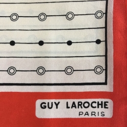 Foulard en soie Guy Laroche.