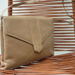 Sac-Pochette Charles Jourdan, beige poudré.