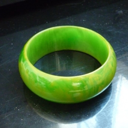 Bracelet jonc en bakélite vert.