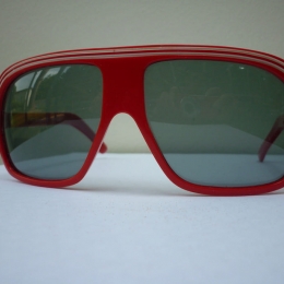 Lunettes Polaroid rouge.